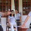 Pilates na cadeira: esta rotina simples de quatro exercícios, que pode ser feita em casa com o cabo de uma vassoura, é perfeita para aliviar o nervo ciático e ganhar força a partir dos 60 anos