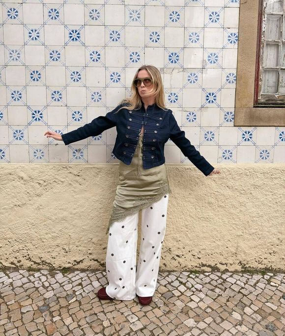 O modelo retrô da Bershka transita facilmente entre o blockcore e o quiet luxury casual, permitindo combinações com camisas de times vintage, alfaiataria oversized e o clássico jeans largo