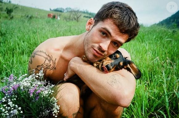 João Guilherme ficou com Haku, o outro cachorrinho que adotou com Bruna Marquezine no Japão