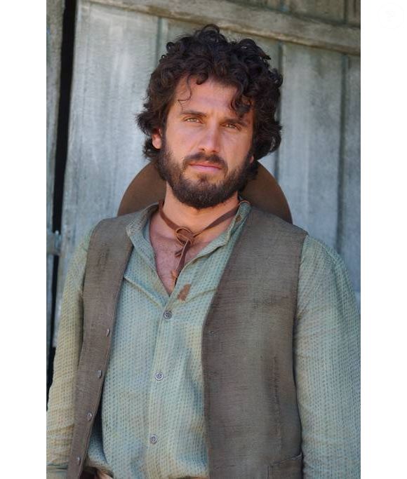 Em 'Cabocla', na Globo, Tomé tentou defender Tobias em uma briga de bar, mas levou um tiro