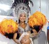 Brunna Gonçalves deixou a barriga de fora na fantasia para desfilar na Beija-Flor