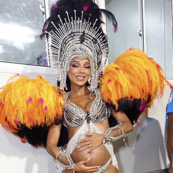 Brunna Gonçalves deixou a barriga de fora na fantasia para desfilar na Beija-Flor