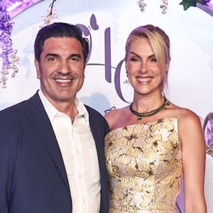 Ana Hickmann e Edu Guedes esbanjaram sintonia durante evento da Rommanel, em São Paulo, onde foram fotografados trocando um beijão