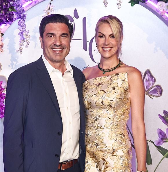 Ana Hickmann e Edu Guedes esbanjaram sintonia durante evento da Rommanel, em São Paulo, onde foram fotografados trocando um beijão