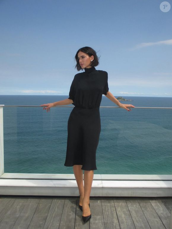 Namorada do cantor Shawn Mendes, radicalizou no corte de cabelo e deixou os fios bem mais curtos, pouco acima dos ombros, no estilo que está em alta em 2026