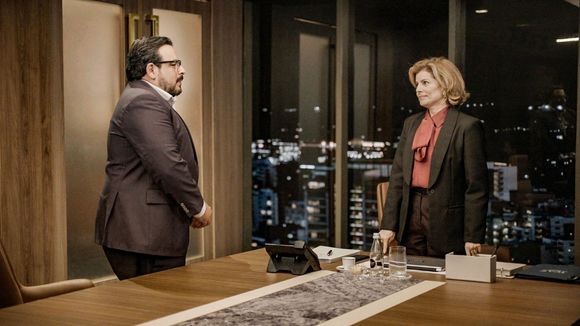 Resumo da novela 'Vale Tudo', capítulo de terça-feira, 16 de setembro: Freitas que se cuide! Fraude com Odete Roitman é descoberta, e tia Celina leva rasteira de um dos pretendentes