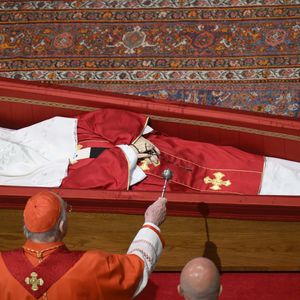 Corpo de Papa Francisco foi coberto na noite anterior ao funeral