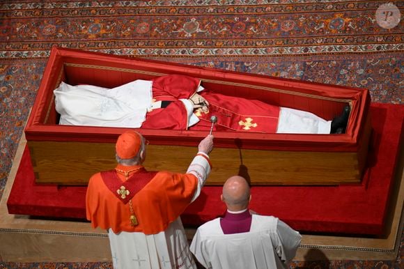 Corpo de Papa Francisco foi coberto na noite anterior ao funeral