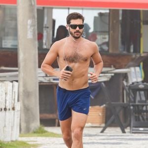 Nesta quarta-feira (18), Nicolas Prattes foi flagrado correndo na orla da praia da Barra da Tijuca, no Rio de Janeiro