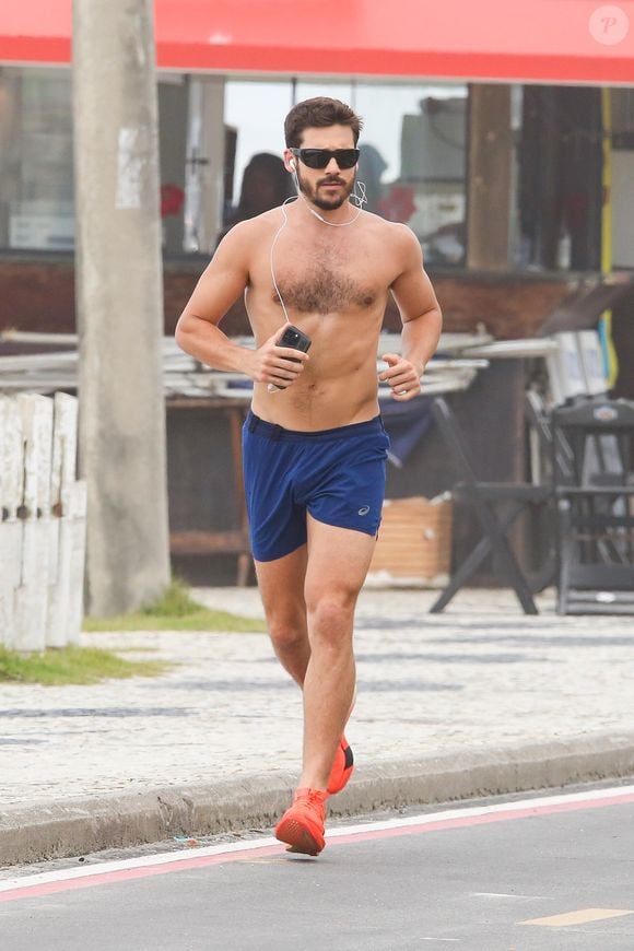 Nesta quarta-feira (18), Nicolas Prattes foi flagrado correndo na orla da praia da Barra da Tijuca, no Rio de Janeiro