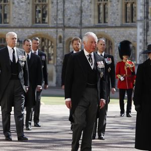 Príncipe Harry, sua esposa Meghan Markle, e outros poucos familiares participaram do cortejo funeral.