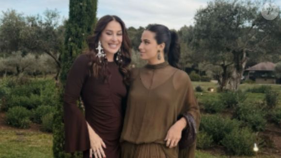 Claudia Raia, no casamento de Kananda Raia, ao lado da filha Sophia