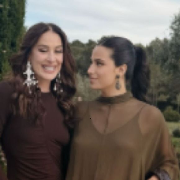 Claudia Raia, no casamento de Kananda Raia, ao lado da filha Sophia
