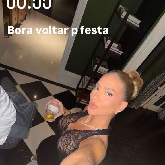 Virginia Fonseca troca de look durante a festa.