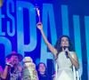 Paula Fernandes se apresenta na Festa do Peão de Barretos 2026 com vestido branco de franjas e inspiração western