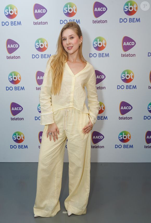 Teleton 2025: a influenciadora Cela usou um look amarelo despojado para o evento do SBT