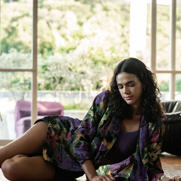 Em ‘Amor da Minha Vida’, os looks de Bia vão muito além da estética. As roupas acompanham as mudanças vividas pela personagem e ajudam a traduzir seus diferentes momentos, passando por produções coloridas e descontraídas, peças mais sóbrias e, depois, escolhas que refletem uma mulher mais madura e confiante