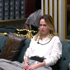 Ana Paula Renault foi flagrada emocionada durante alguns momentos da missa em homenagem ao pai