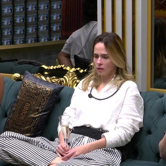 Ana Paula Renault foi flagrada emocionada durante alguns momentos da missa em homenagem ao pai