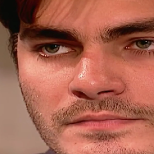 Matteo se revoltará com a forma como será tratado no trabalho e parte para a violência