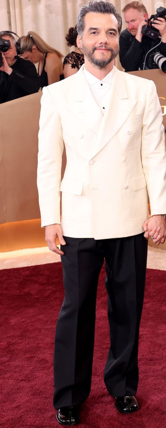 Wagner Moura apostou em um look preto e branco para a premiação