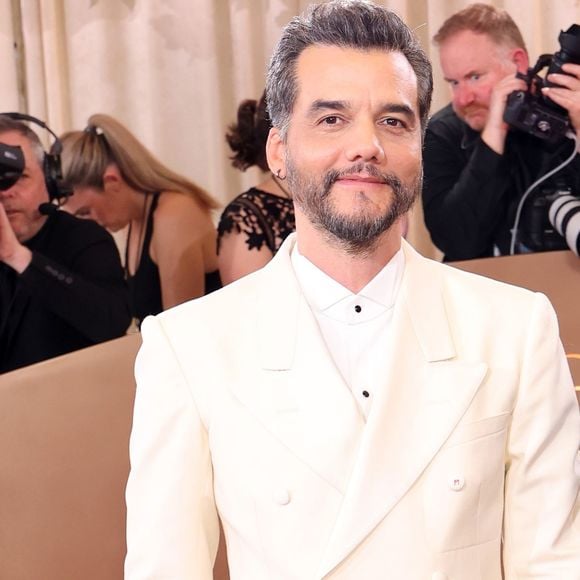 Wagner Moura apostou em um look preto e branco para a premiação