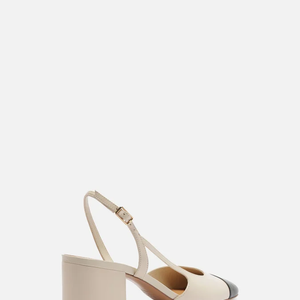 Elegante e funcional, o slingback cap toe da Arezzo une salto bloco confortável e design inspirado em um dos sapatos mais icônicos do guarda-roupa de Lady Di
