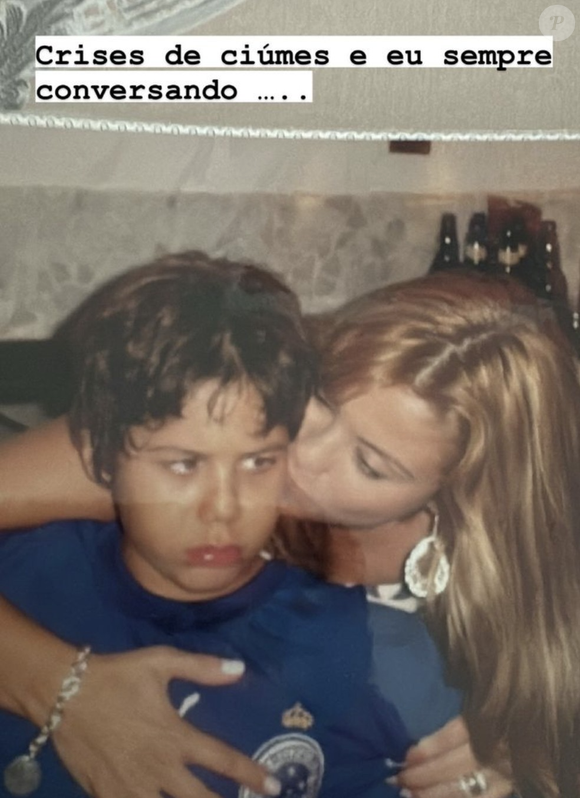 Segundo Poliana, na época o garoto estava vendendo o próprio chinelo, o que sensibilizou a família. Ele foi convidado a passar um período na casa deles, ao lado de Zé Felipe, então com apenas 10 anos.