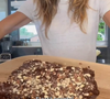 Nas redes sociais, a supermodelo surpreendeu os fãs ao ensinar como preparar uma barra de chocolate saudável feita com poucos ingredientes e muito sabor.