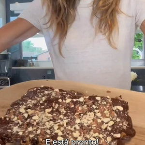 Nas redes sociais, a supermodelo surpreendeu os fãs ao ensinar como preparar uma barra de chocolate saudável feita com poucos ingredientes e muito sabor.
