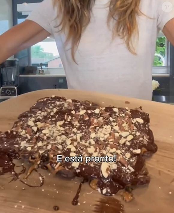 Nas redes sociais, a supermodelo surpreendeu os fãs ao ensinar como preparar uma barra de chocolate saudável feita com poucos ingredientes e muito sabor.