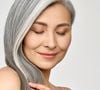 Cabelo grisalho feminino: saiba como cuidar dos fios brancos