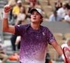 Além do show dentro de quadra, João Fonseca também chamou atenção pelo visual “tenniscore” de quase R$ 3 mil em Roland Garros. Segundo detalhes das peças divulgados pela marca On, o atleta usou boné, camiseta, short e tênis tecnológicos voltados para alta performance no saibro parisiense