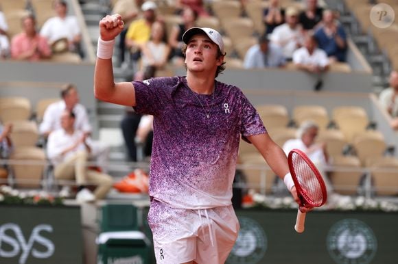 Além do show dentro de quadra, João Fonseca também chamou atenção pelo visual “tenniscore” de quase R$ 3 mil em Roland Garros. Segundo detalhes das peças divulgados pela marca On, o atleta usou boné, camiseta, short e tênis tecnológicos voltados para alta performance no saibro parisiense