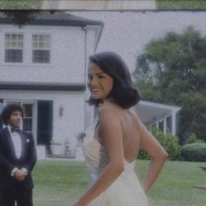 Marido de Selena Gomez, Benny Blanco também não usou sapatos, conforme mostrou em fotos