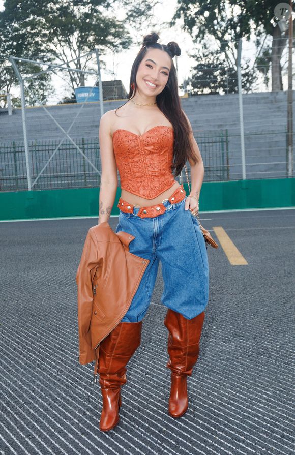 The Town 2025: Vanessa Lopes escolheu um cropped com uma calça jeans wide leg dentro de uma bota de cano alto