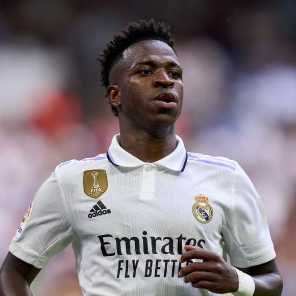 Os rumores surgiram após a dona da WePink ser vista na festa de aniversário do jogador, que aconteceu em um sítio no Rio de Janeiro, e devido a interações entre eles nas redes sociais, como curtidas em fotos.