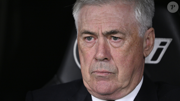 Carlo Ancelotti é um ex-volante italiano que fez seu nome sob o comando do Real Madrid. Ele já foi nomeado um dos 10 maiores treinadores da história do futebol