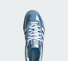 Inspirado na estética Frutiger Aero que marcou os anos 2000, o Adidas Gazelle Indoor Aquamarine aposta no couro metálico brilhante para transformar qualquer produção básica