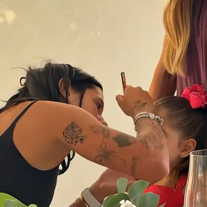 Ana Castela fez uma maquiagem em Maria Flor no último final de semana. As imagens foram divulgadas por um amigo da boiadeira