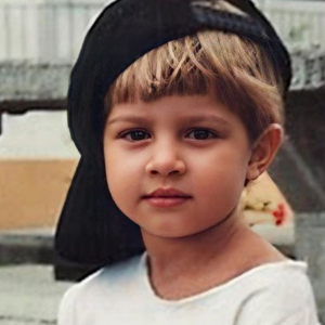 FOTO 2 - Galã de novelas, esse ator já viveu mocinhos e vilões que deram o que falar! Em 2026, ele voltou ao horário nobre como protagonista e revelou planos de dar uma pausa nas novelas para explorar outros projetos. A franjinha loira entregou alguma coisa?