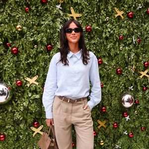 Bruna Marquezine apostou numa blusa social azul clara, de mangas longas, e calça em tecido confortável mais soltinha, numa tonalidade mais café com leite.