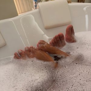 Nos cliques, Bruna Biancardi aparece juntinha de Mavie e Neymar em um banho de hidromassagem