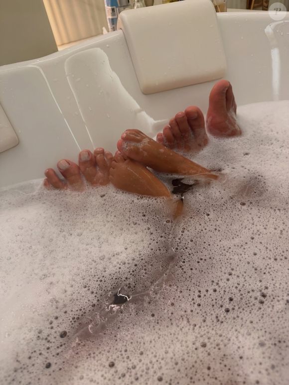 Nos cliques, Bruna Biancardi aparece juntinha de Mavie e Neymar em um banho de hidromassagem