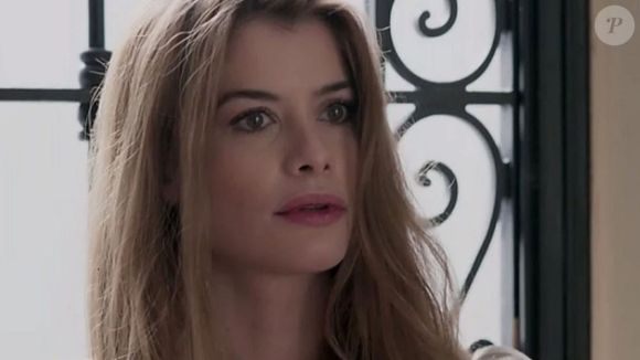 Lívia se aproxima de Alex