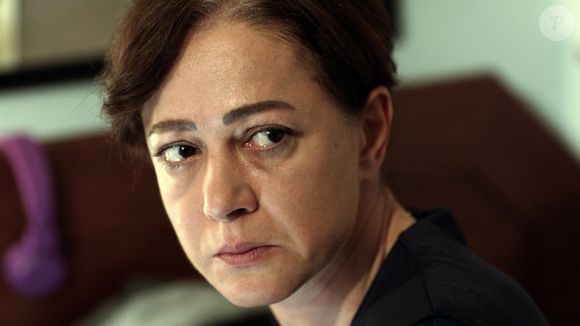 Em 'Força de Mulher', Hatice sugere que Sirin convide Emre para um jantar.