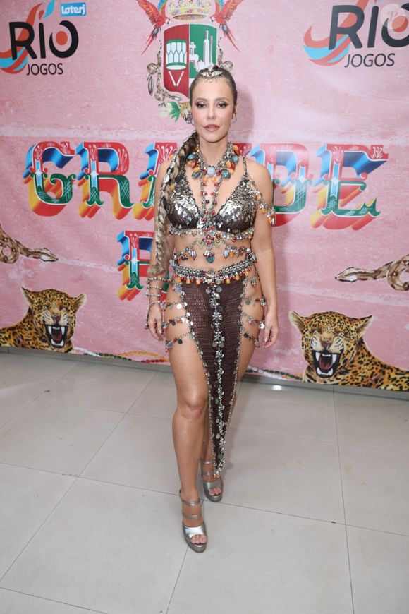 Paolla Oliveira usou fantasia cheia de medalhas e representou uma cobra em ensaio de carnaval