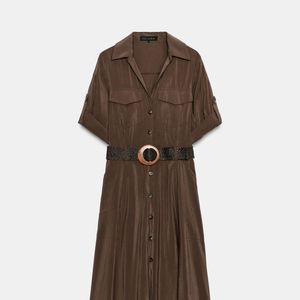 Fluido e fácil de combinar, este vestido midi marrom da Zara aposta em cinto e fechamento frontal por botões para uma produção elegante sem esforço