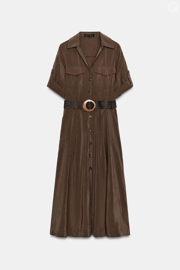 Fluido e fácil de combinar, este vestido midi marrom da Zara aposta em cinto e fechamento frontal por botões para uma produção elegante sem esforço