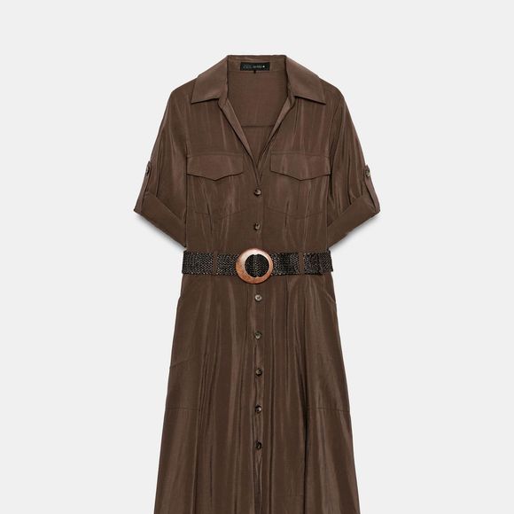 Fluido e fácil de combinar, este vestido midi marrom da Zara aposta em cinto e fechamento frontal por botões para uma produção elegante sem esforço